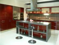 Модерна кухня цвят бордо